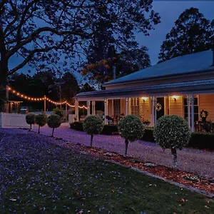 https://reed-house-at-maleny-the-white-pavilion.queenslandhotels.net